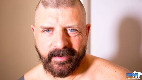 Superstudent Beau Bearden pozuje nago