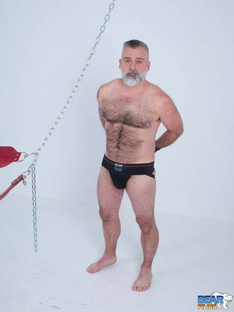 Amerikaanse husky-man Tom Carlton poseert naakt