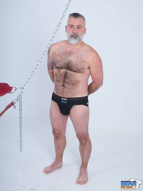 American husky guy Tom Carlton posing nude