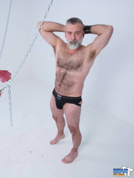 Amerikaanse husky-man Tom Carlton poseert naakt