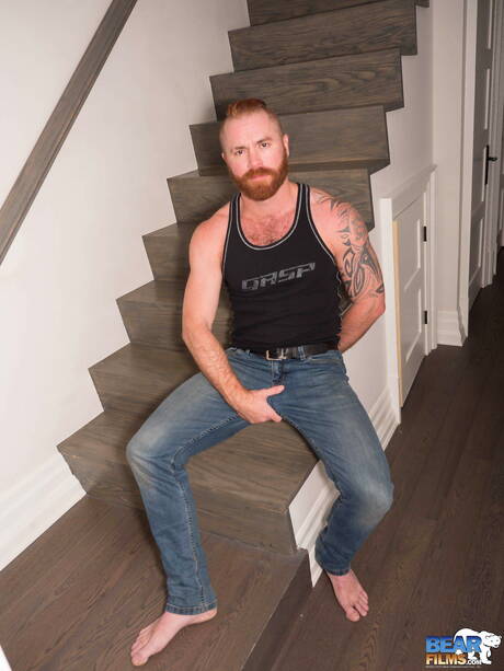 Australian muscular Zack Acland get naked and showing hot butt