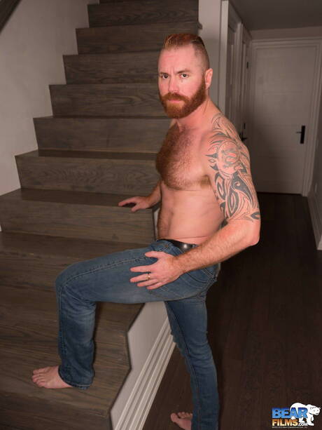 Australian muscular Zack Acland get naked and showing hot butt