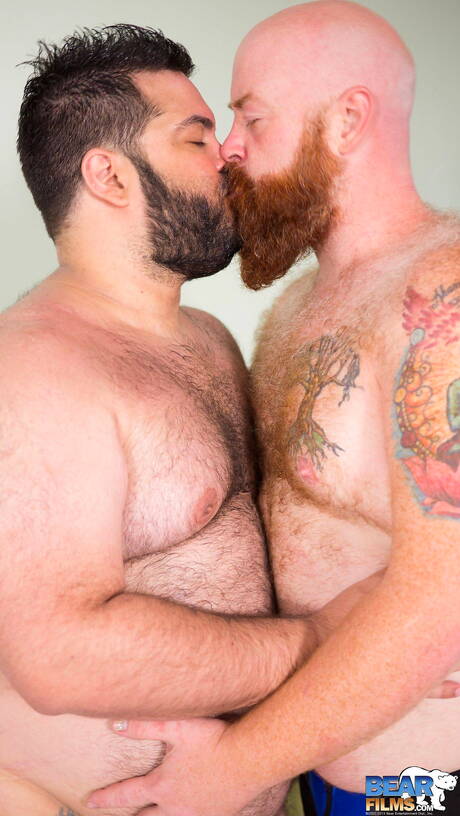 性感的伙伴 Skylar Cole 和性感的傢伙 Tate Taylor 在吸吮雞巴後做愛