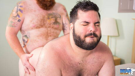 性感的伙伴 Skylar Cole 和性感的傢伙 Tate Taylor 在吸吮雞巴後做愛