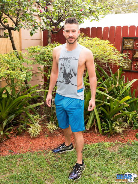 El semental peludo estadounidense Owen Powers posando desnudo y mostrando su culo apretado al aire libre