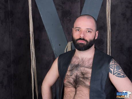 Amerykański gejowski niedźwiedź John Lock rozbiera się i pokazuje ładny tyłek