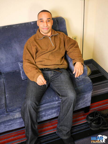 Der hübsche Ebenholz-James Hardcore masturbiert