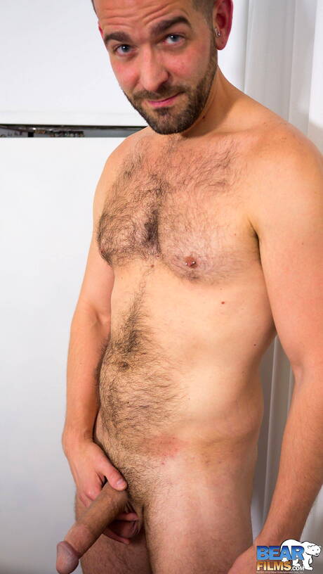 Der schwule Bär Eric Hassan zieht sich aus und zeigt seinen Hintern