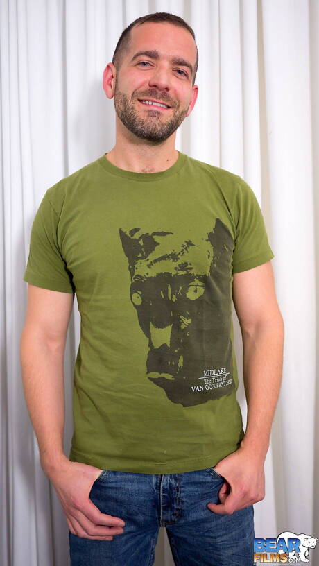 Der schwule Bär Eric Hassan zieht sich aus und zeigt seinen Hintern