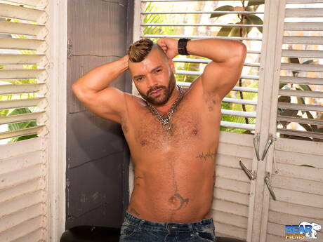 Le taureau Alejandro Avila pose nu et montre ses fesses