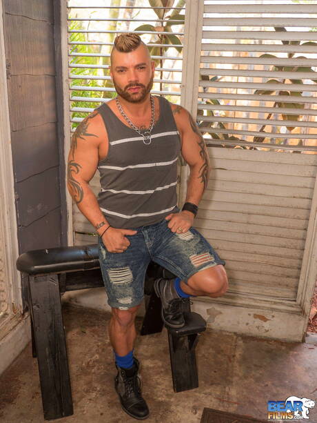 Le taureau Alejandro Avila pose nu et montre ses fesses