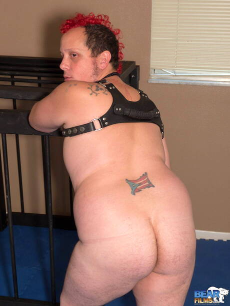 Sexy Pocket Cub posing naked and showing hot ass