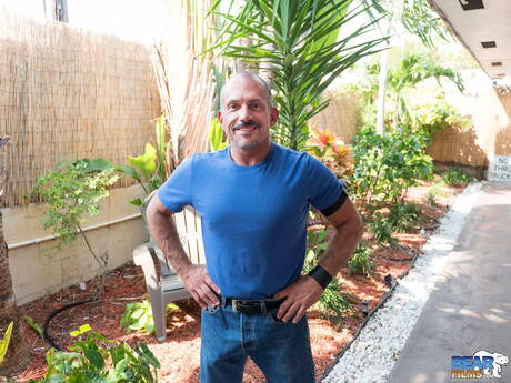 Der gut gebaute Amerikaner Jay Ricci posiert nackt draußen