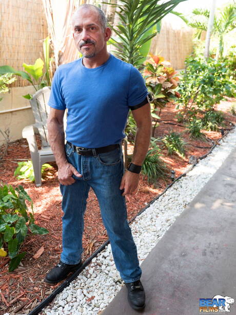 American well-built Jay Ricci posing nude outside