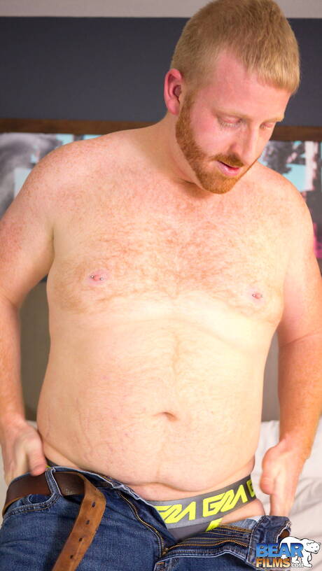 Sexy Jake O Connor posing nude and showing tight butt