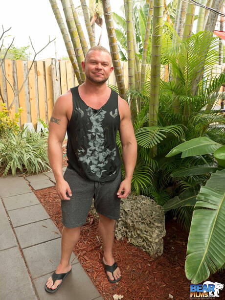 El cachas Daxton Ryker se desnuda y muestra su trasero caliente al aire libre