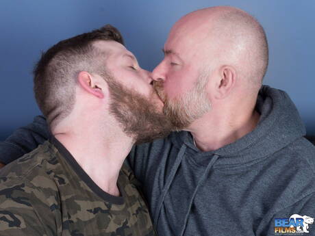 スコット・マシューズとアメリカ人の成熟したクマのガイ・イングリッシュはフェラチオの後にファックします