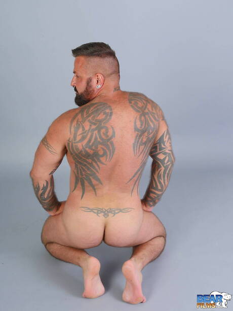 Hete beer Marco Angelo wordt naakt en laat zijn strakke kont zien