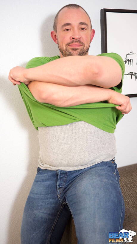 American hunky guy Eric Schwanz posing nude