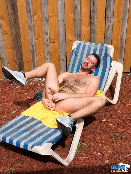 Amerikaanse otter Owen Powers masturbeert met seksspeeltje