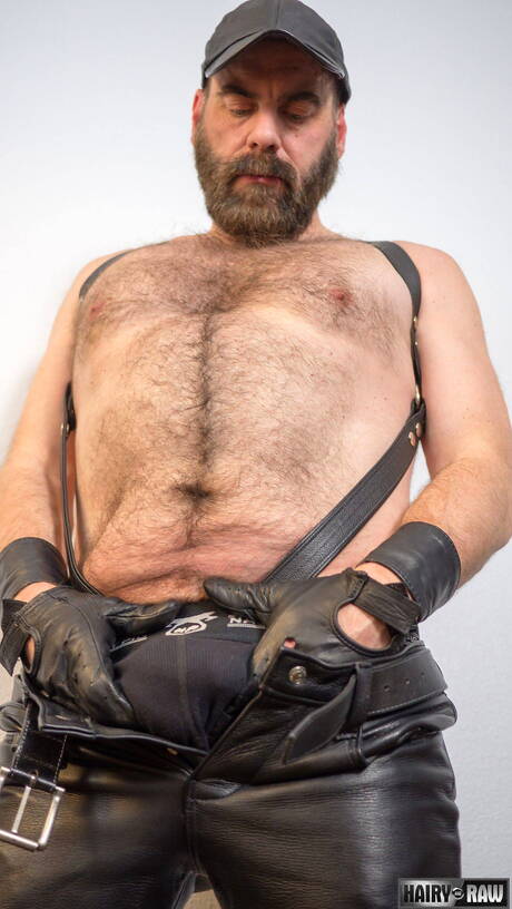 Bear Films: American otter Steve Sommers posing naked