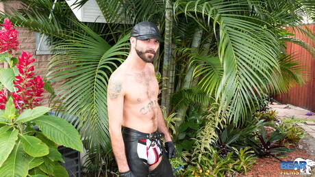 Knappe kerel Ethan Palmer poseert naakt buiten