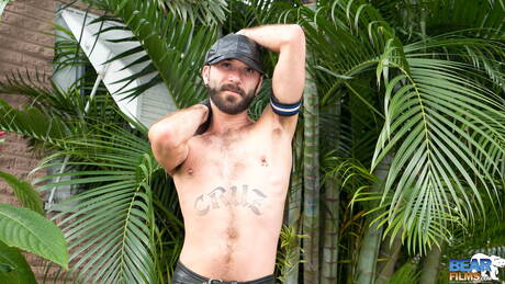 Knappe kerel Ethan Palmer poseert naakt buiten