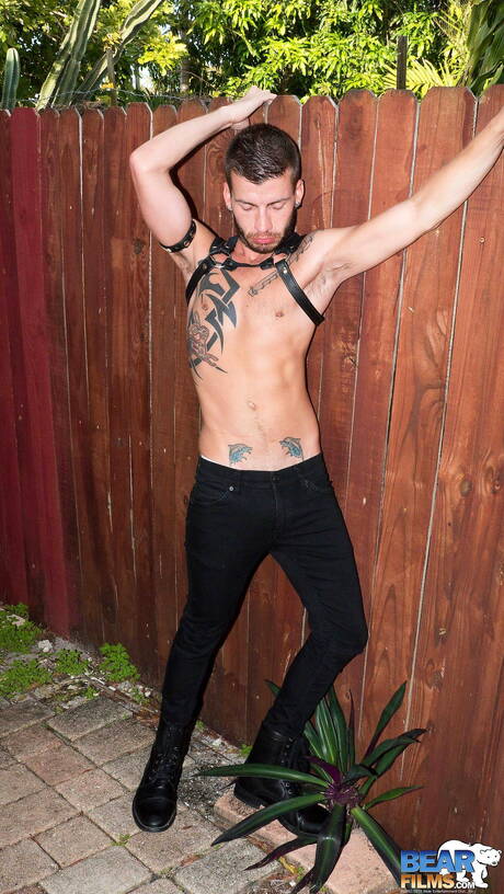 Der kräftige Justin Case zieht sich aus und zeigt draußen seinen schönen Hintern