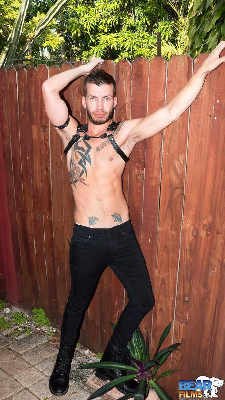 Der kräftige Justin Case zieht sich aus und zeigt draußen seinen schönen Hintern