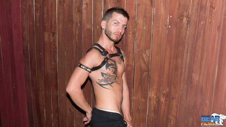 Der kräftige Justin Case zieht sich aus und zeigt draußen seinen schönen Hintern