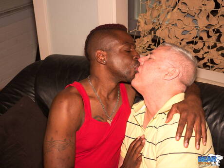 筋肉質のデーモン・サディと筋肉質のケニー・スプレッダーはチンポを吸った後に異人種間のアナルファック