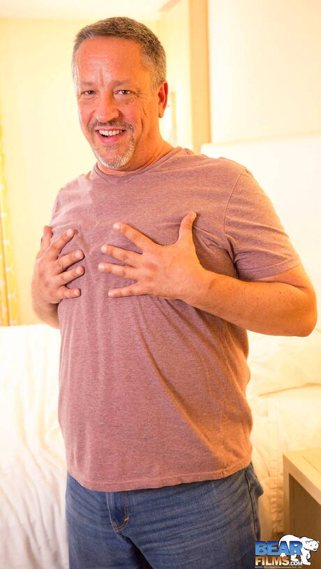 Der nette Jimmy Conrad posiert nackt und zeigt einen schönen Arsch