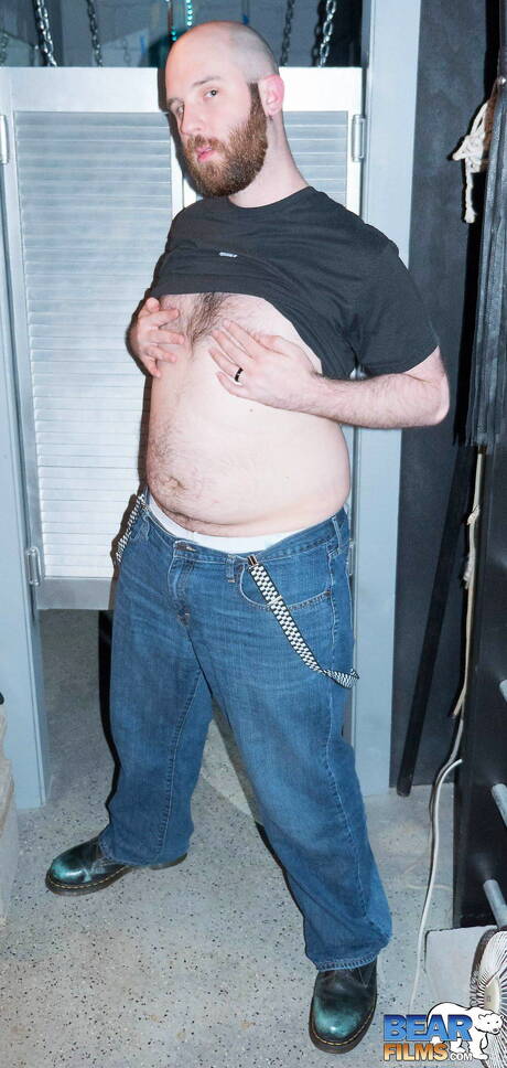 可愛いレオン・アレクサンダーが裸になって熱いお尻を見せる