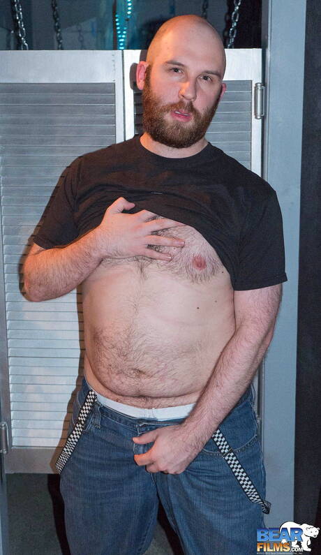 Bear Films: Pretty Leon Alexander get naked and showing hot ass