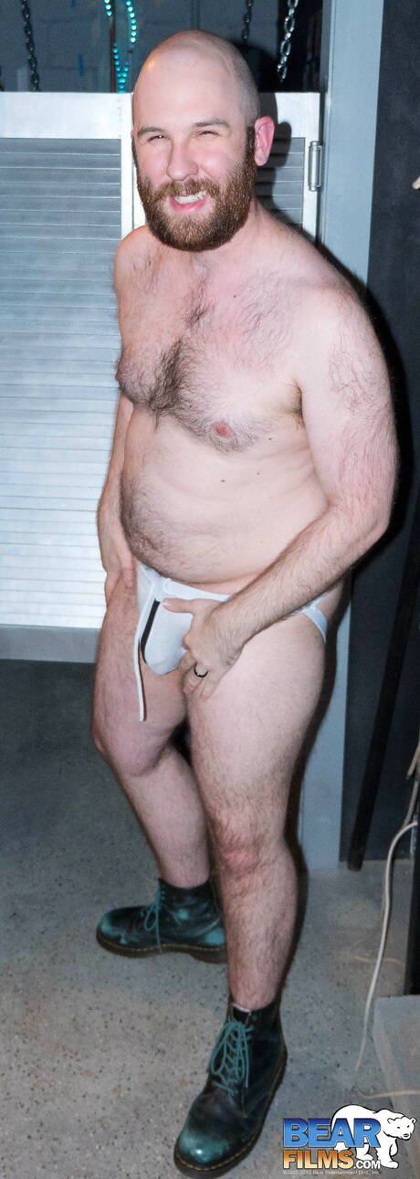 可愛いレオン・アレクサンダーが裸になって熱いお尻を見せる