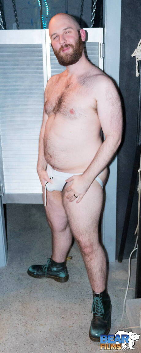 可愛いレオン・アレクサンダーが裸になって熱いお尻を見せる