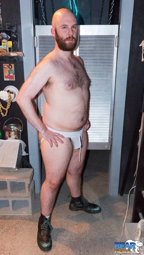 可愛いレオン・アレクサンダーが裸になって熱いお尻を見せる