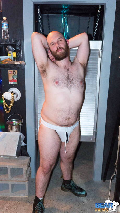 可愛いレオン・アレクサンダーが裸になって熱いお尻を見せる