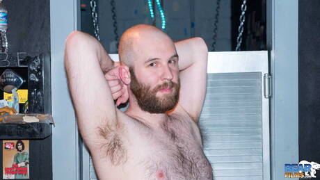 可愛いレオン・アレクサンダーが裸になって熱いお尻を見せる