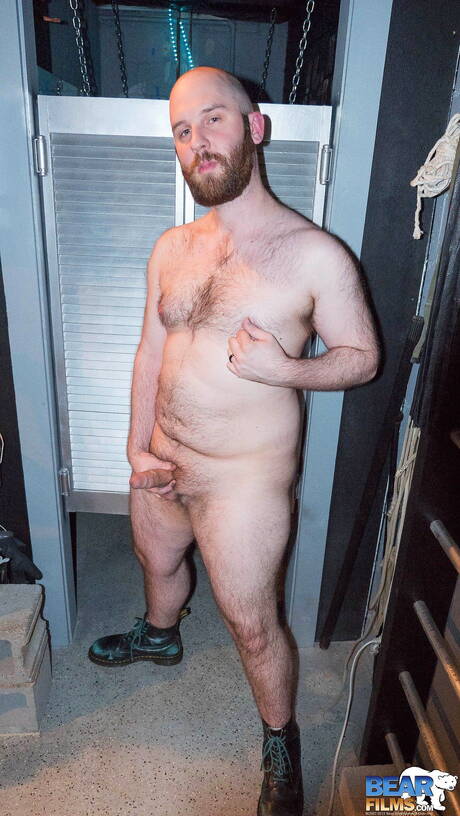 可愛いレオン・アレクサンダーが裸になって熱いお尻を見せる