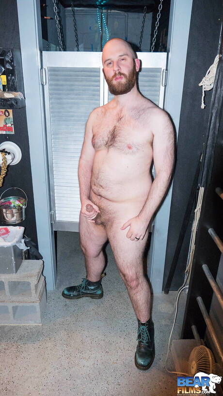 Pretty Leon Alexander get naked and showing hot ass