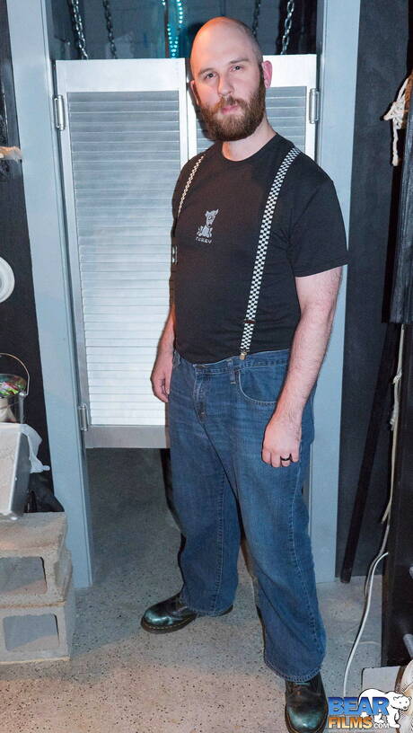 可愛いレオン・アレクサンダーが裸になって熱いお尻を見せる