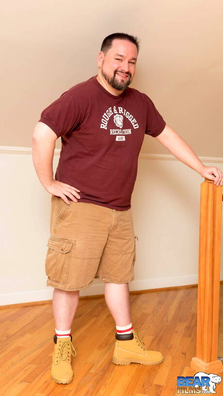 멋진 잭 파워가 옷을 벗고 뜨거운 엉덩이를 드러냈다