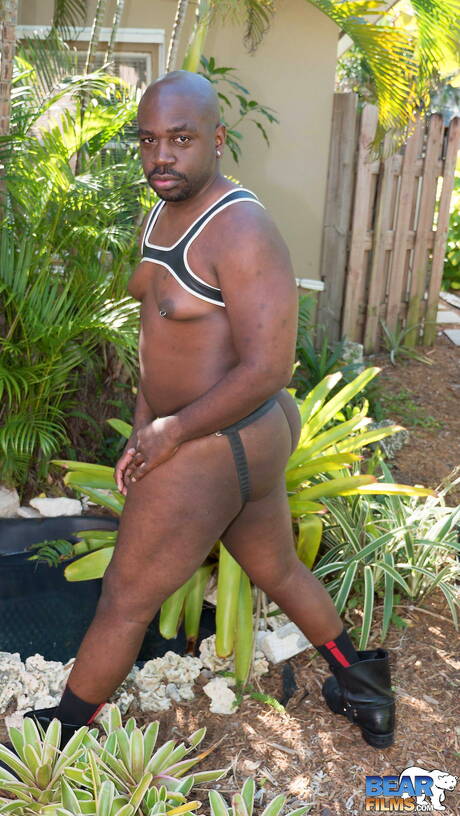黒人のホットなデーモン・サディがヌードでポーズをとり、屋外でお尻を見せる