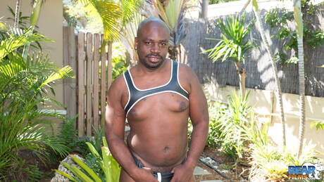 黒人のホットなデーモン・サディがヌードでポーズをとり、屋外でお尻を見せる