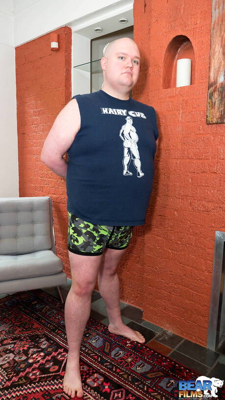 Sexy Bama Barecub rozbiera się i pokazuje ciasny tyłek