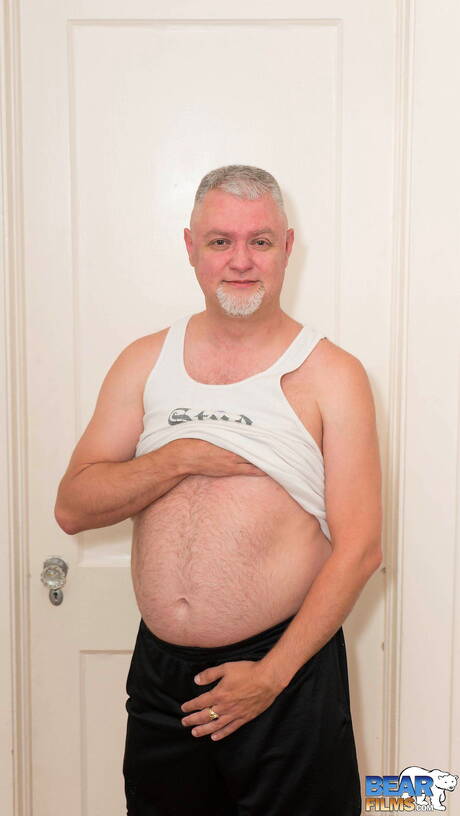 Der heiße Tommy Chance posiert nackt und zeigt einen heißen Arsch