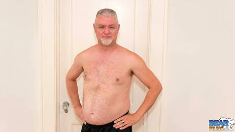 Der heiße Tommy Chance posiert nackt und zeigt einen heißen Arsch