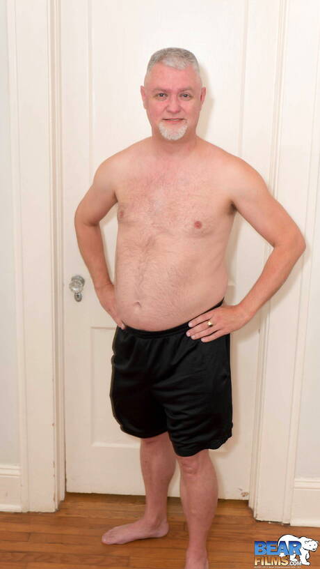 Der heiße Tommy Chance posiert nackt und zeigt einen heißen Arsch