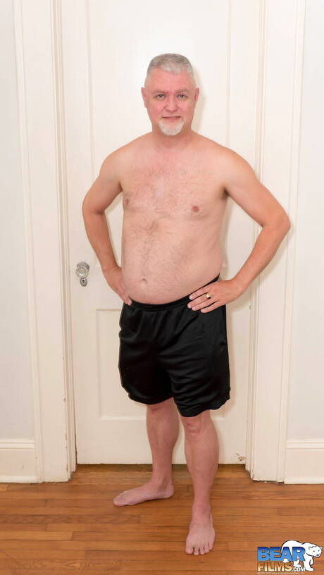 Der heiße Tommy Chance posiert nackt und zeigt einen heißen Arsch